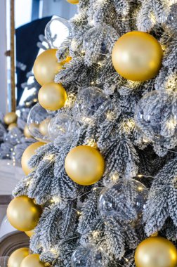 Arka planda gümüş bir dalla süslenmiş bulanık bir Noel topları. Yeni yıl afişi için fotoğraf