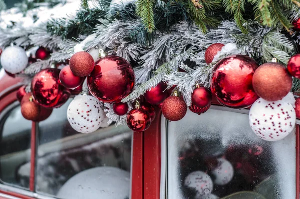 Czerwony Zabytkowy Samochód Śniegu Ozdobiony Kulkami Świątecznymi Świąteczne Zdjęcie Dekoracyjne — Zdjęcie stockowe