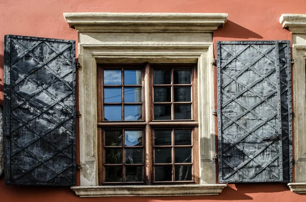 Windows Shutters Wall Old House Center European City Architectural Detail — Stock Photo, Image