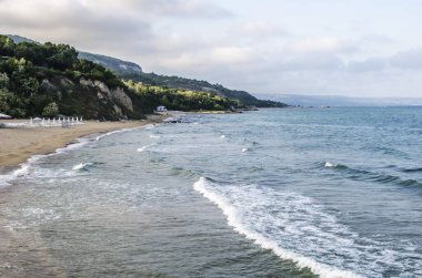 Turkuaz sığ su yüzeyi ve deniz tabanında taşlar. Yüzeysel saydam deniz suyu dipte kayalar var.