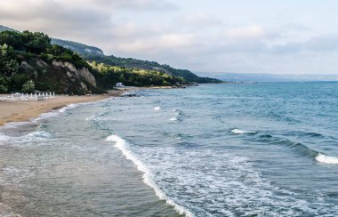 Turkuaz sığ su yüzeyi ve deniz tabanında taşlar. Yüzeysel saydam deniz suyu dipte kayalar var.