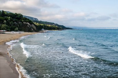 Turkuaz sığ su yüzeyi ve deniz tabanında taşlar. Yüzeysel saydam deniz suyu dipte kayalar var.