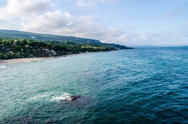 Turkuaz sığ su yüzeyi ve deniz tabanında taşlar. Yüzeysel saydam deniz suyu dipte kayalar var.