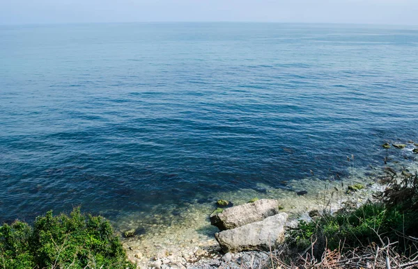 Turkoois Ondiep Wateroppervlak Stenen Zeebodem Ondiepe Transparante Zeewaterrotsen Bodem — Stockfoto