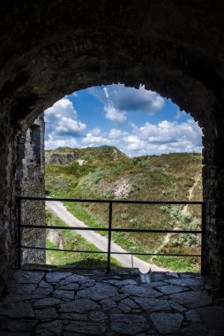 Kamianets Podilskyi, Ukrayna 'daki eski şatonun parçaları. Tarihi bina fotoğrafı güçlendirme.