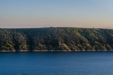     Bakota Nehri ve Ukrayna Dniester Nehri 'nin manzarası. Su basmış köyün fotoğrafı..   .   .