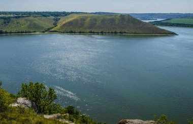        .   .Bakota Nehri ve Ukrayna Dniester Nehri 'nin manzarası. Su basmış köyün fotoğrafı..