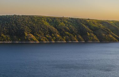        .   .Bakota Nehri ve Ukrayna Dniester Nehri 'nin manzarası. Su basmış köyün fotoğrafı..