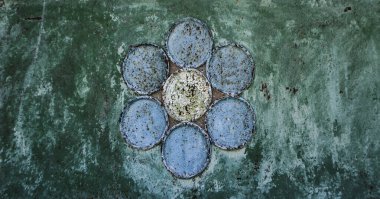 Ukrayna 'nın bir köyündeki kapının desenli metal dekoratif parçası..