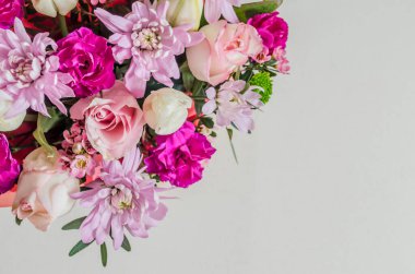 Narin bahar minyatür lale demeti karanfiller, güller ve pembe ve mor renkli alstromerya. Anneler Günü 'nde mesaj atmak için yeri olan bir fotoğraf. Yaka çiçeği..