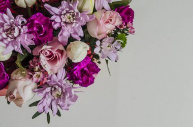 Hassas bahar laleleri, karanfiller, güller ve pembe ve mor renkli kasımpatılar. Anneler Günü için metin içeren fotoğraf