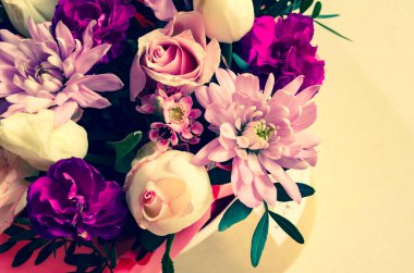 Hassas bahar laleleri, karanfiller, güller ve pembe ve mor renkli kasımpatılar. Anneler Günü için metin içeren fotoğraf