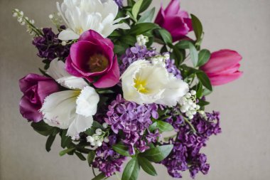 Anneler Günü için bir buket leylak, lale ve zambak..