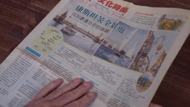 Удине Италия Октябрь 2022 Мужчина Читающий Китайское Издание Газеты Epoch — стоковое видео
