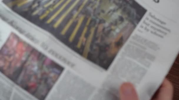 Udine Włochy Październik 2022 Człowiek Czytający Gazetę New York Times — Wideo stockowe