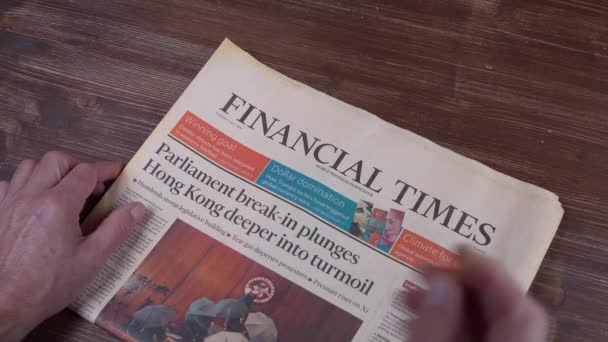 Udine Italien Oktober 2022 Ein Mann Liest Die Financial Times — Stockvideo