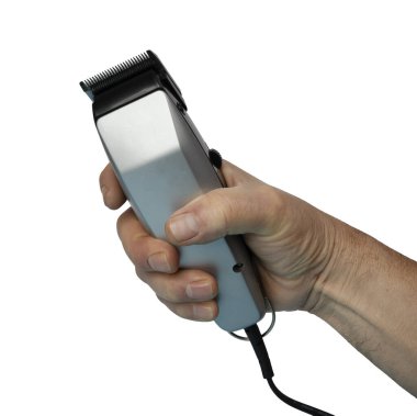 Şeffaf bir arka planda elektrikli saç makasıyla bir erkek eli. 