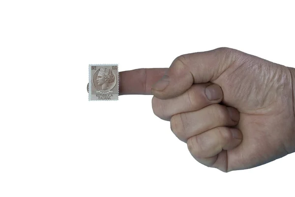 Ett Gammalt Italienskt Frimärke Fingerspetsen Transparent Bakgrund — Stockfoto