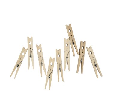 Şeffaf arkaplanda bazı ahşap mandallar.