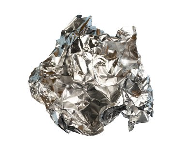 Şeffaf bir arkaplanda buruşmuş alüminyum folyo