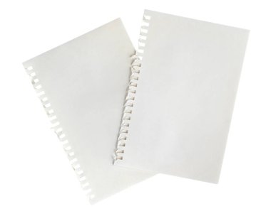 Şeffaf bir yüzey üzerinde yan delik olan iki boş kağıt.