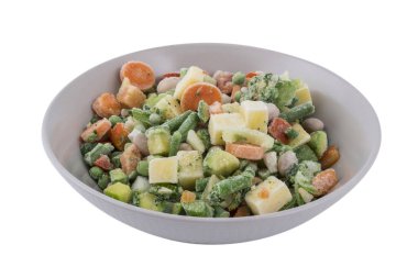 Şeffaf bir arka planda donmuş sebzeli plaka.