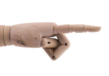 Garip bir arka planda eklemli ahşap bir el hareketi.