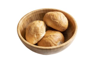 Şeffaf bir arka planda ahşap bir kasede biraz ekmek.