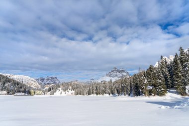 Donmuş Misurina Gölü 'nün panoramik manzarası. İtalya' nın Dolomites dağlarında, kışın.