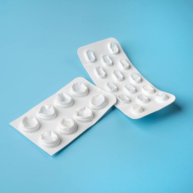 Boş bir yüzeyde boş bir hap kabarcığı