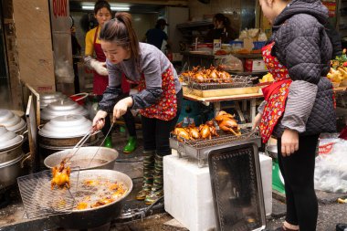 Hanoi, Vietnam, Ocak 2023 Şehir merkezindeki bir sokakta geleneksel ördek pişirme.