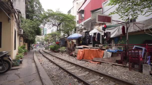 Ханой Єтнам Січень 2023 Проїзд Поїзда Вздовж Колії Між Будинками — стокове відео
