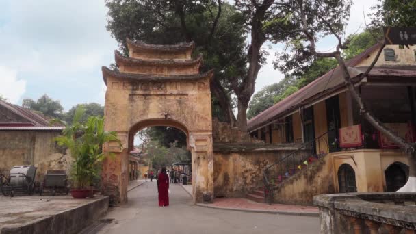 Ханой Вьетнам Январь 2023 Года Традиционные Старые Ворота Внутри Длинной — стоковое видео