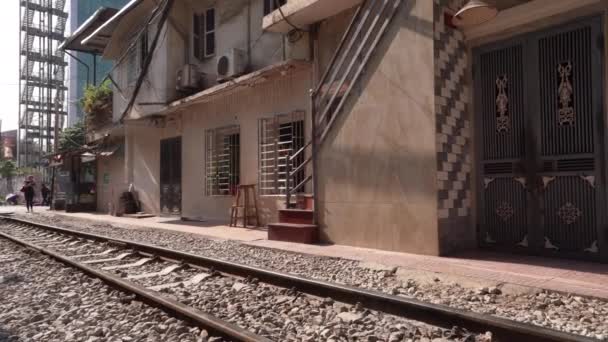 Hanoi Vietnam January 2023 Passage Train Tracks Houses Old District — стоковое видео