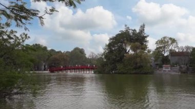 Hanoi, Vietnam, Ocak 2023 Hoan Kiem Gölü 'ndeki bir Konfüçyüs tapınağı olan Ngoc Son Tapınağı' na bir kule ve ulusal kahramana adanmış pavyonlarla bakıldı..