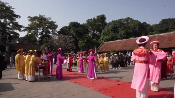 ハノイ ベトナム 2020年1月文学の寺の公園で新年のお祝い中の儀式 — ストック動画