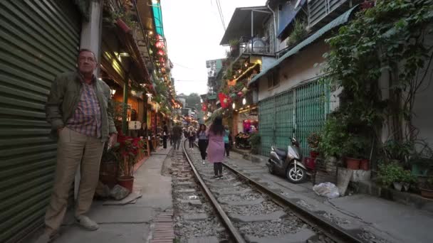 ハノイ ベトナム 1月20日市内中心部の旧市街の家の間のトラックに沿って列車の通過 — ストック動画