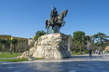 Tiran, Arnavutluk. Mart 2023. Georgi Kastriotit 'in anıtı, Tiran şehir merkezindeki eşanlamlı meydanda.