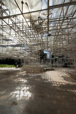 Tiran, Arnavutluk. Mart 2023. Reja (Bulut) Japon mimar Sou Fujimoto tarafından tasarlanmış bir modern sanat enstitüsüdür.