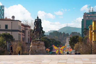 Tiran, Arnavutluk. Mart 2023. George Kastriotit 'in anıtı, Tiran şehir merkezindeki eşanlamlı meydanda.