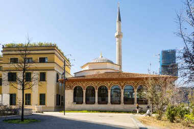 Tiran, Arnavutluk. Mart 2023, şehir merkezindeki İskenderbej Meydanı 'ndaki Et' hem Bej Camii 'nin dış görünümü