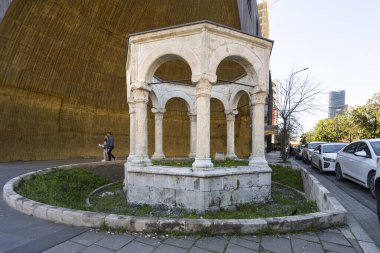 Tiran, Arnavutluk. Mart 2023 Kaplan Pash anıtı şehir merkezinde.