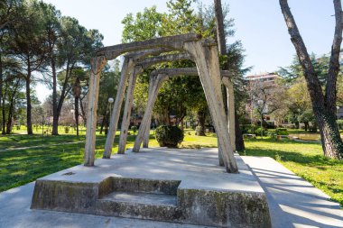 Tiran, Arnavutluk. Mart 2023 Postbllok - Şehir merkezindeki Kontrol Noktası Anıtı manzarası