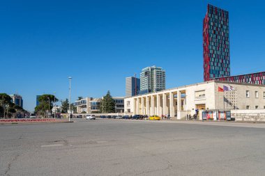 Tiran, Arnavutluk. Mart 2023, şehir merkezindeki Ulusal Arkeoloji Müzesi 'nin dış görünümü