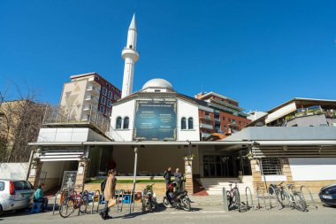 Tiran, Arnavutluk. Mart 2023. Şehir merkezindeki Dine Hoxha Camii 'nin dış görünüşü