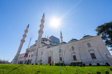 Tiran, Arnavutluk. Şehir merkezindeki yeni caminin panoramik görüntüsü Mart 2023