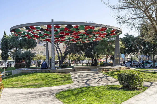 Tirana Albânia Março 2023 Vista Para Monumento Amizade Parque Centro — Fotografia de Stock