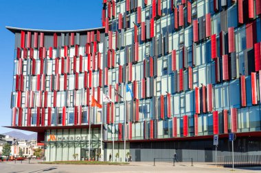 Tiran, Arnavutluk. Mart 2023. Şehir merkezindeki Mariott Oteli 'nin dış görünüşü.