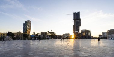 Tiran, Arnavutluk. Mart 2023 şehir merkezindeki İskenderbej Meydanı panoramik manzarası