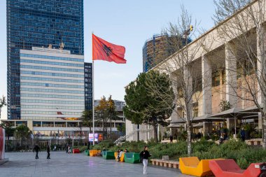 Tiran, Arnavutluk. Mart 2023 Tiran 'daki Ulusal Opera ve Bale Tiyatrosu' nun şehir merkezindeki İskenderbej Meydanı 'ndaki dış görünüşü